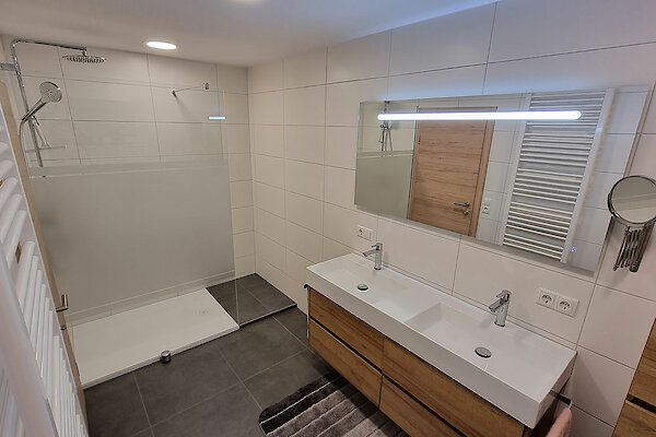 Badezimmer mit großer Dusche